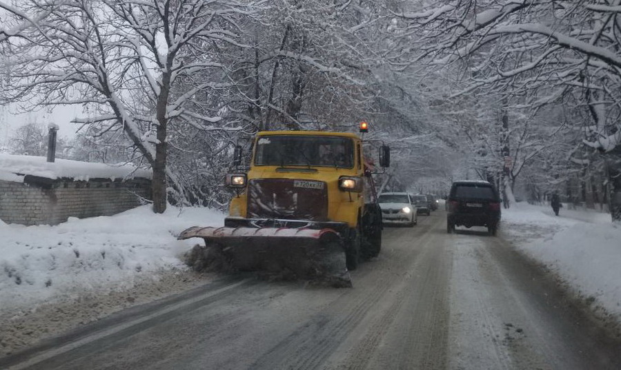  В Брянске на очистку дорог от снега вышли 50 машин