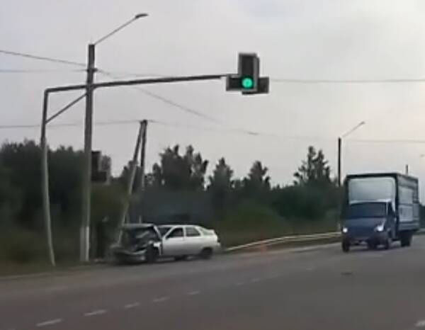 В Выгоничском районе легковой автомобиль протаранил столб