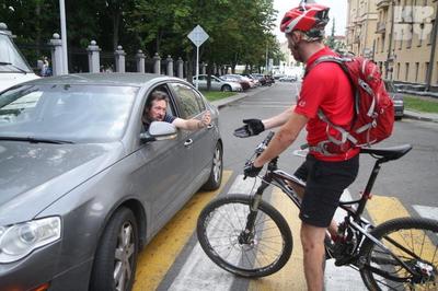 В Брянске водитель извинился перед велосипедистом-нарушителем