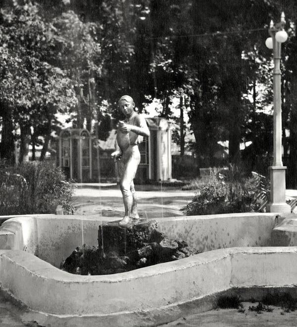 Скульптура в городском парке (им. А. К. Толстого), вторая половина 1940-х годов