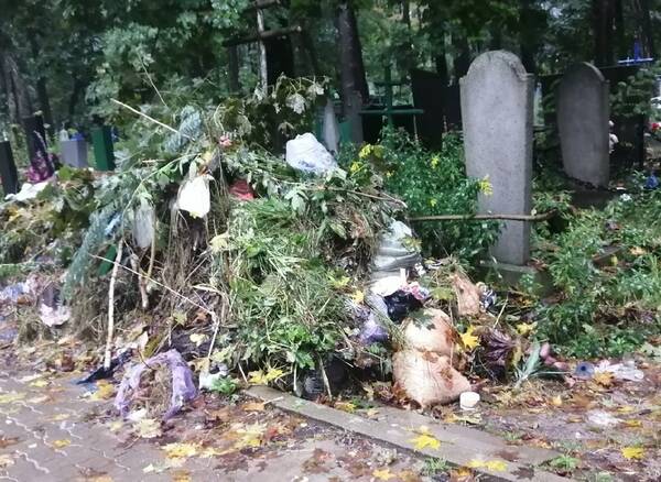 В брянских Клинцах снова захламили Зубовское кладбище