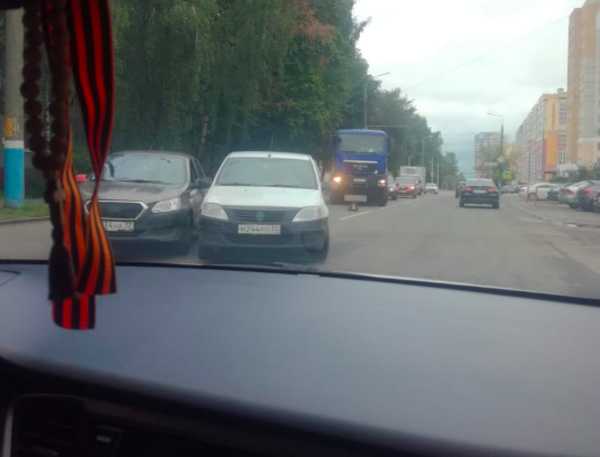 В Брянске на улице Костычева в ДТП попала машина «Яндекс.Такси»