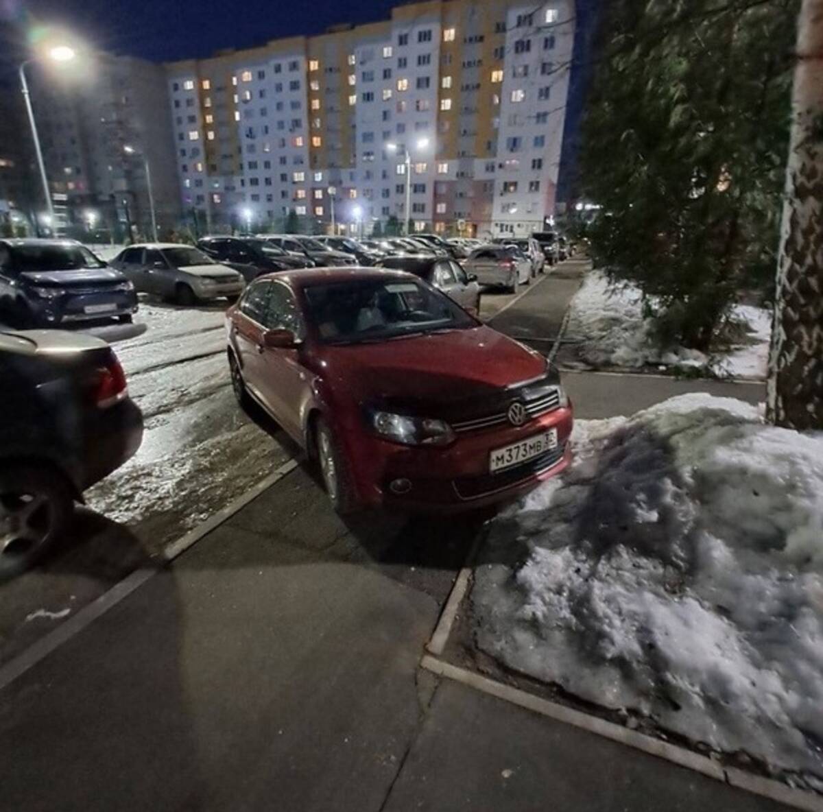 В Брянске «мастер парковки» перекрыл тротуар на улице Романа Брянского