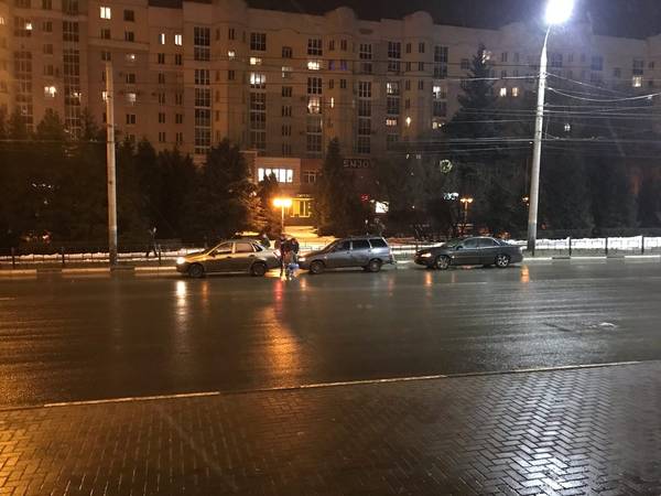 В Брянске на площади Партизан произошло тройное ДТП