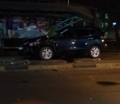  В Брянске автомобиль протаранила остановку возле больницы №2