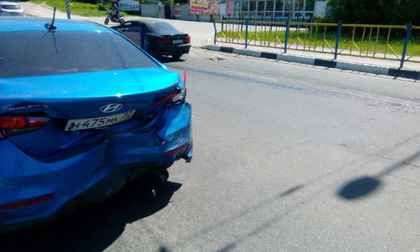 В Брянске на Городищенской горке столкнулись 3 автомобиля