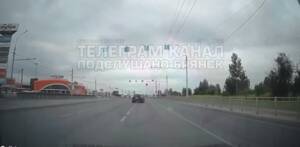 Брянцы негодуют из-за наглого проезда водителя на красный свет возле «Аэропарка»