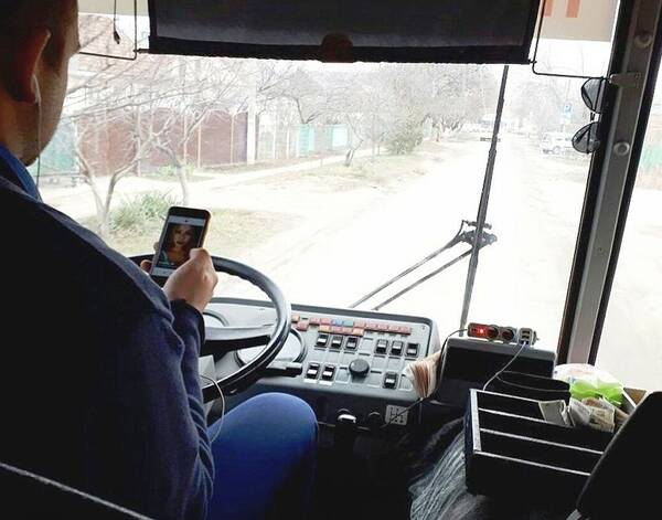 Брянским водителям автобусов запретили болтать по телефону во время рейсов