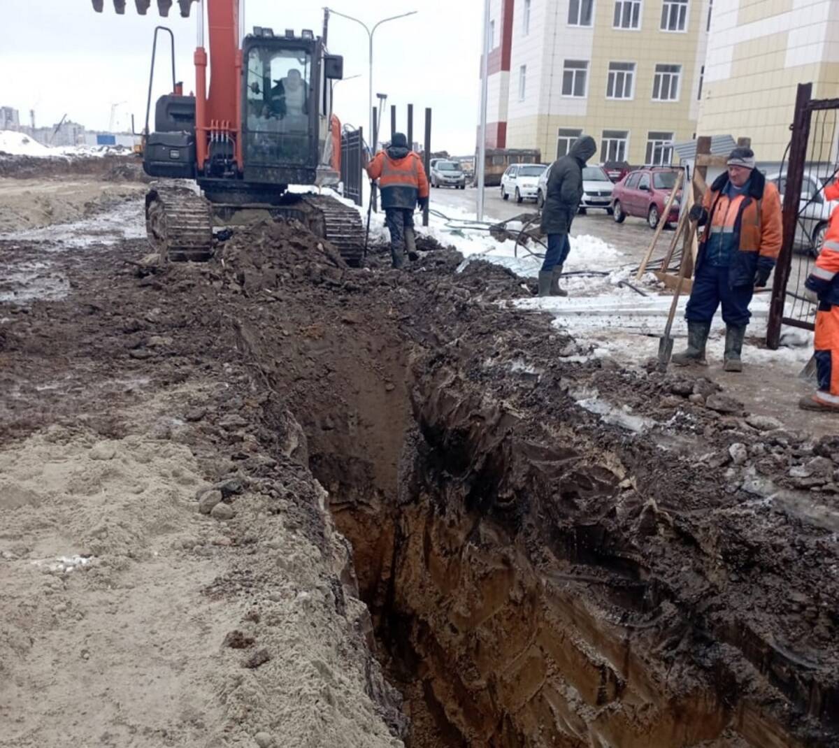 В Брянске на новой дороге по улице Амосова началась прокладка ливневки