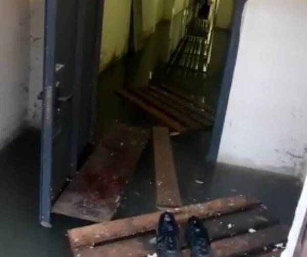 В Брянске затопило подъезд многоэтажки в Московском микрорайоне