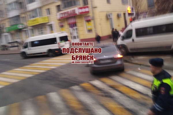В центре Брянска на перекрёстке столкнулись маршрутка и легковушка