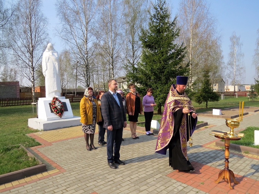 В Карачеве установили памятный Поклонный Крест