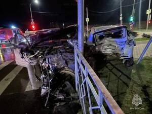В Брянске на улице Ильи Иванова в жутком ДТП разбились два автомобиля