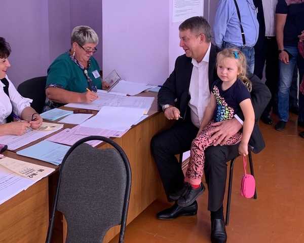 Брянский губернатор пришел на избирательный участок с внучкой