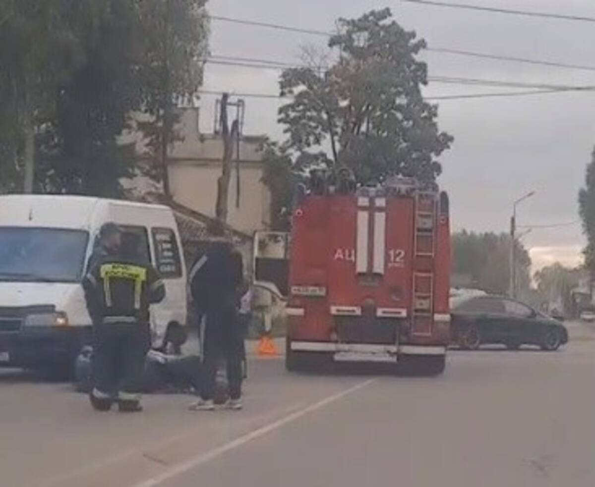 В Брянске байкер влетел в машину для перевозки лежачих больных