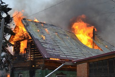 В Севском районе пожарные час тушили крышу жилого дома