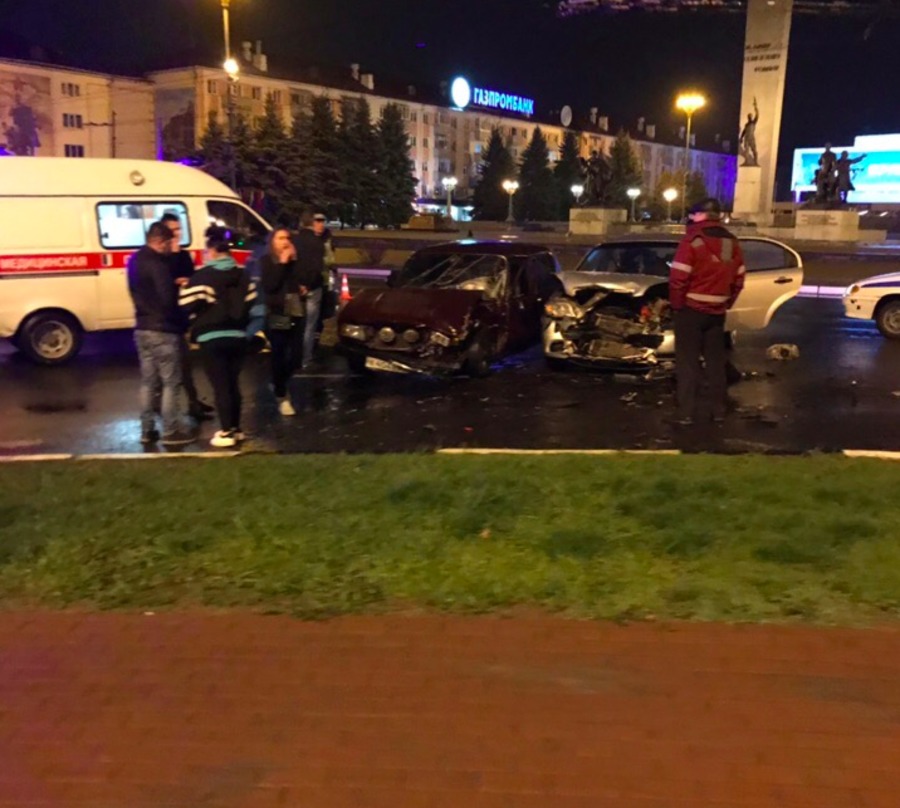 У площади Партизан в Брянске случилось страшное ДТП с 2 легковушками