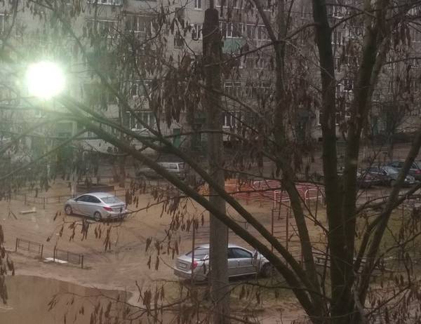 В Клинцах автохамы захватили детскую площадку