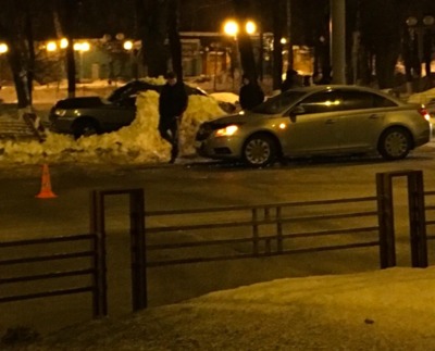 В центре Брянска легковушка столкнулась с полицейским автомобилем