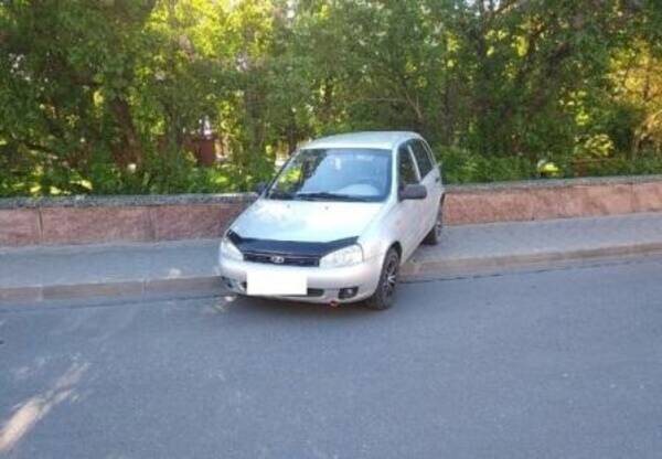 В Брянске наказали припарковавшегося в Круглом сквере на тротуаре автохама