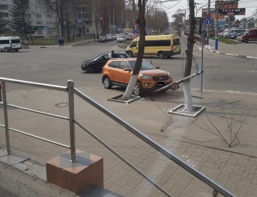В Брянске у БУМа легковушка вылетела на тротуар и снесла светофор