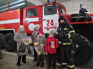 Новогодние мечты детей Комаричского района стали реальностью благодаря депутатам и пожарным