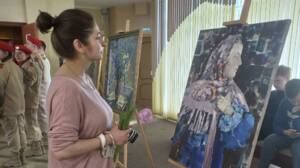 В фойе брянской «Дружбы» открылась выставка к 8 Марта