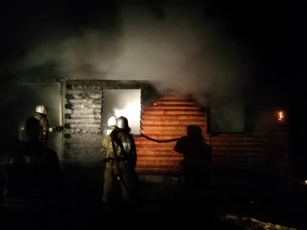 В Володарском районе Брянска ночью сгорел жилой дом