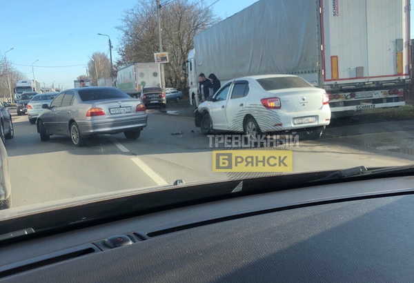 В Брянске сняли на фото ДТП с легковушками на улице Карачижской