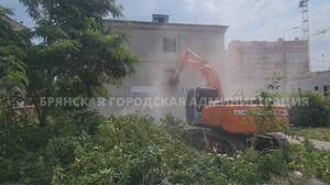 В Брянске начали снос аварийного дома на Спартаковской