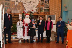 В Комаричском районе вручили ключи от квартиры сироте