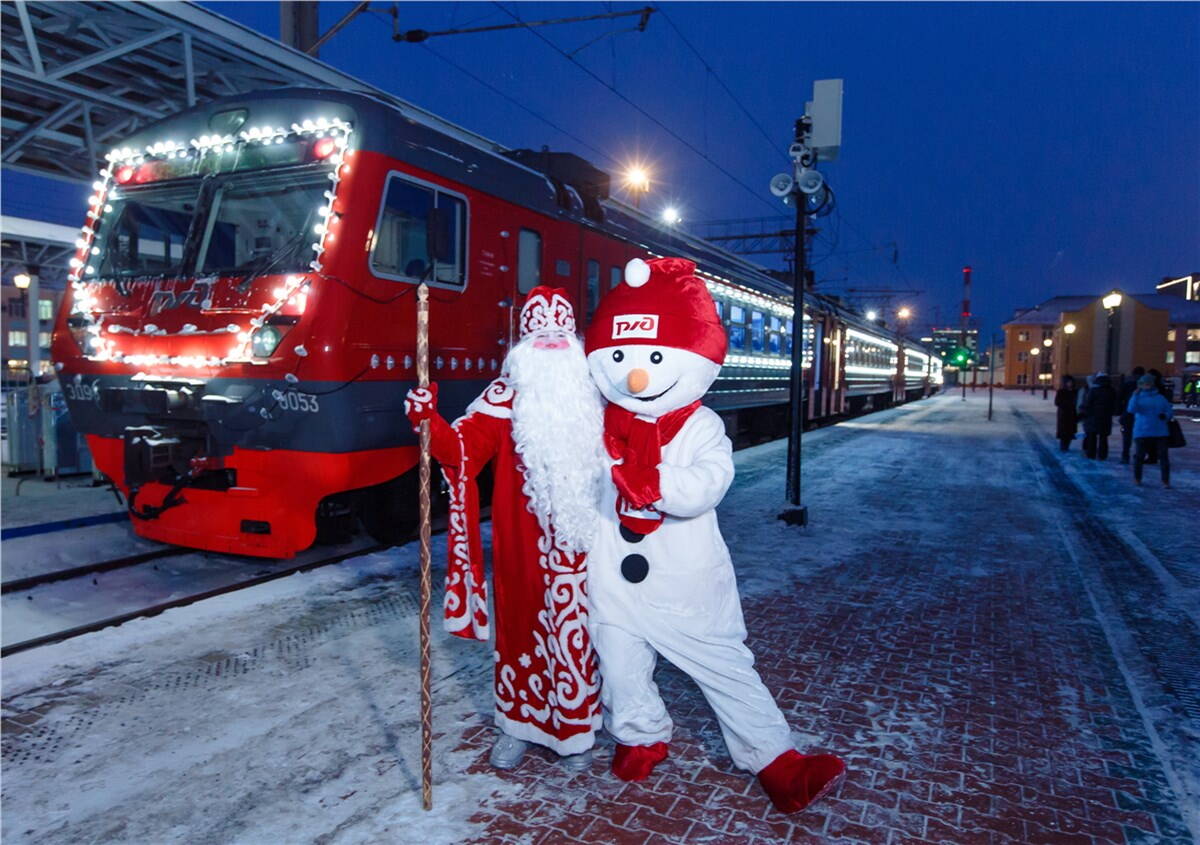 Новогодний поезд петербург. РЖД поезд Деда Мороза 2022. Поезд Деда Мороза Великий Устюг. Новогодний экспресс поезд в Великий Устюг. РЖД новогодний поезд к деду Морозу.