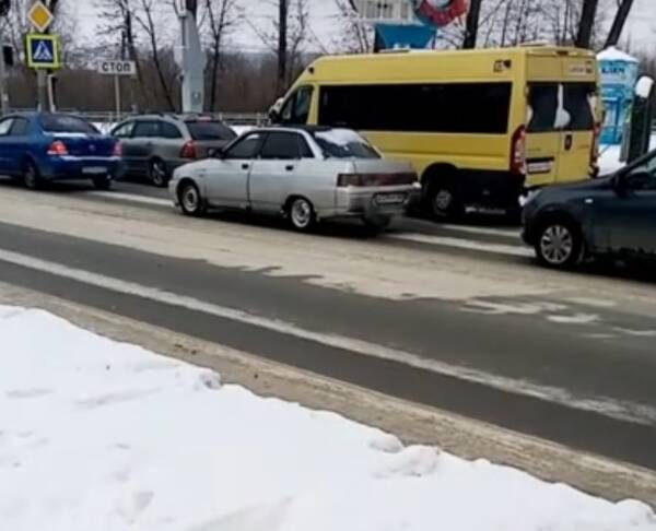 Работа водителем в брянске. Остановка бассейн Брянск. Остановка Володарский рынок Брянск фото. Остановка около ДСАФФ И Радуга Братск.