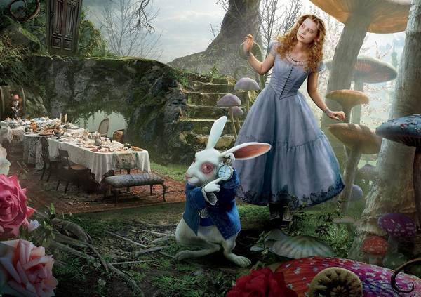 Брянцев пригласили на иллюзионный спектакль «Алиса в стране чудес»