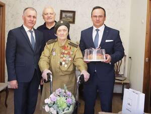 Глава горадминистрации Брянска расцеловал 103-летнюю ветерана войны