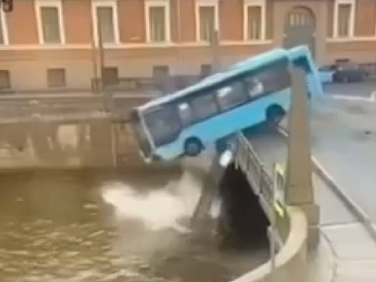 В Санкт-Петербурге автобус с пассажирами упал в реку | 10.05.2024 | Брянск  - БезФормата