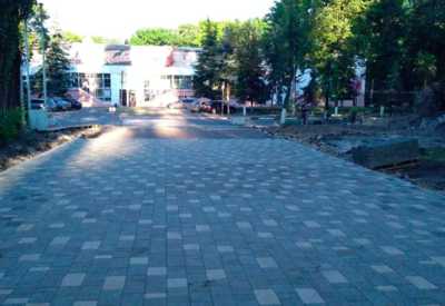 В Брянске начали укладывать тротуарную плитку в Майском парке