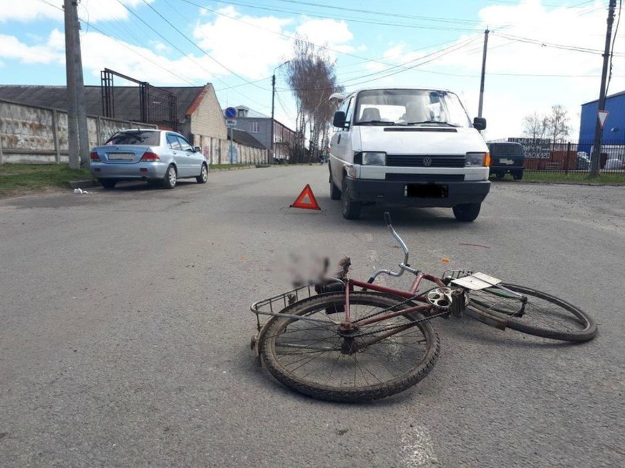 В Брянске водитель микроавтобуса разбил голову 77-летнему велосипедисту