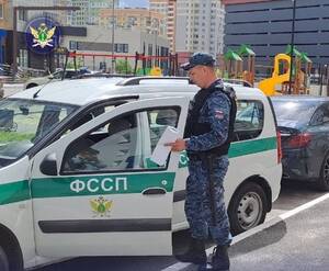 В Брянске должник по алиментам напал на пристава и разорвал форму