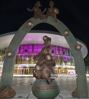 В Брянске на площади перед цирком появился бронзовый слон-жонглер