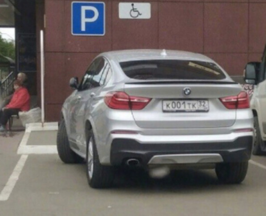 В Брянске оштрафовали автоледи на BMW за парковку на месте для инвалидов