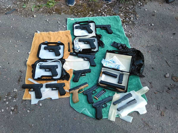 Два украинца привезли на Брянщину 12 пистолетов и 34 кило пороха
