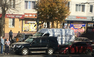 В центре Брянска возле площади Партизан столкнулись две иномарки