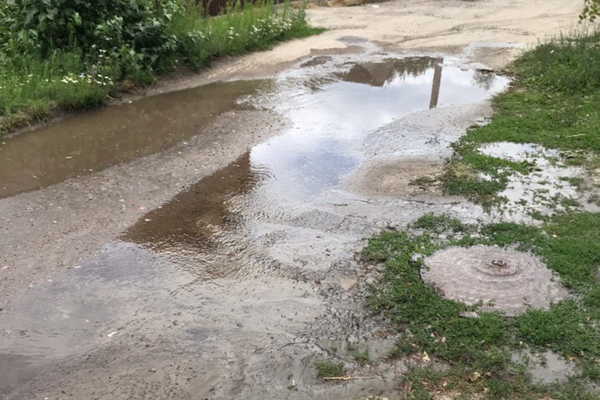 В Брянске на улице Некрасова произошёл прорыв водопровода