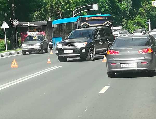 Возле 5. Авария Тойота Брянск 2019. В Брянске Toyota Land Cruiser врезалась в автокран.