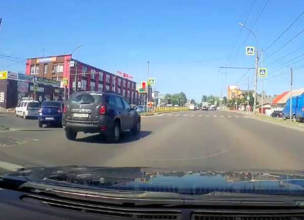 В Брянске оштрафовали проехавшего на красный водителя «Renault Duster»