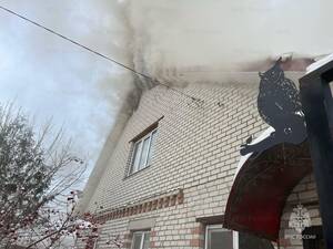 Средь бела дня в Дятьково вспыхнул дом, пострадала женщина