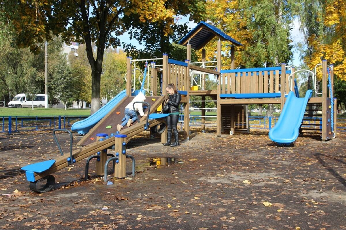 В Володарском районе Брянска благоустроили 3 детские площадки за 7 млн рублей