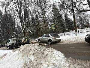 На улице Горького в Брянске эвакуировали машину, припаркованную у школы