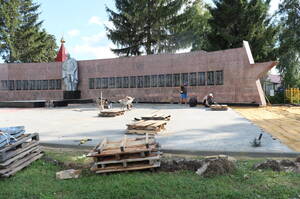 В Стародубе продолжается реконструкция Стены Памяти